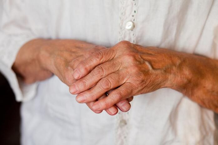 Боль в суставах рук часто беспокоит пожилых людей